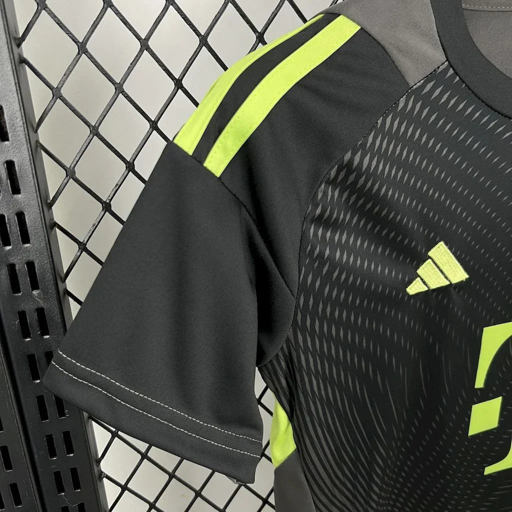 Bayern Munich 2025/2026 Goalkeeper Kids Jersey